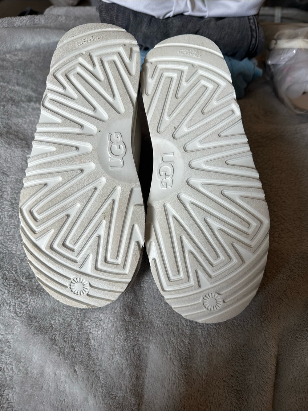 UGG Kids Off-White Lace-Up Shearling Boots - Picture 8 of 9